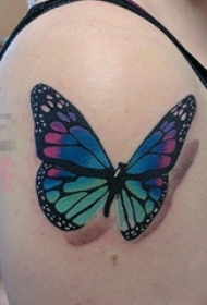女生手臂上彩绘小动物立体几何蝴蝶纹身图片