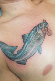 纹身招财鱼 男生胸部花朵和鱼纹身图片