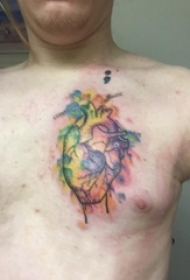男生胸部彩绘渐变抽象线条心脏纹身图片