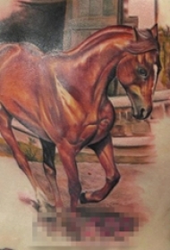 男生侧腰上彩绘小动物马纹身图片