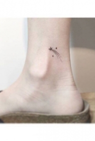 女生脚踝上黑色线条文艺流星纹身图片