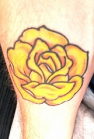 男生小腿上彩绘抽象线条植物黄玫瑰纹身图片