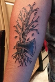 男生手臂上黑灰素描点刺技巧创意树枝纹身图片