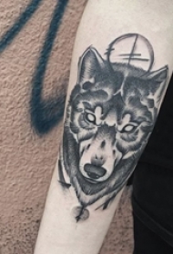 男生手臂上黑色点刺几何抽象线条小动物狼纹身图片
