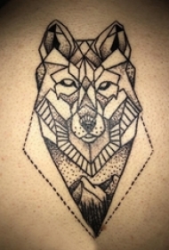 男生后背上黑色点刺几何线条创意风景和动物狼纹身图片
