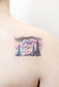 女生后背上彩绘清新山水风景纹身图片