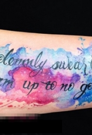 女生手臂上彩绘渐变花体英文纹身图片