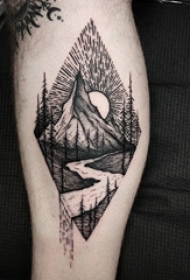 山水纹身男生小腿上黑色的山水纹身图片