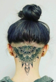 女生头部黑色点刺简单线条植物花朵纹身图片
