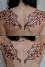 女生后背上彩绘渐变简单线条植物树枝和花朵纹身图片