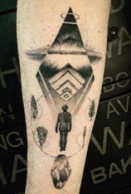 手臂纹身素材 男生手臂上黑色的人物和飞碟纹身图片