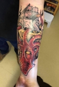 手臂纹身素材 男生手臂上章鱼和帆船纹身图片