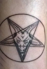 几何元素纹身 男生小腿上黑色的五角星纹身图片