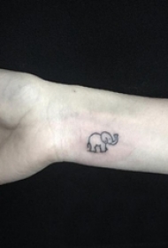 百乐动物纹身 女生手腕上黑色的大象纹身图片