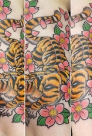 老虎图腾纹身 男生手臂上花朵和老虎纹身图片