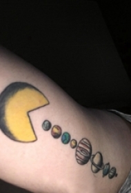 手臂纹身图片 男生手臂上彩色的星球纹身图片