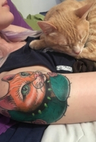 纹身猫咪 女生手臂上彩绘纹身猫咪图片