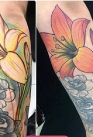 文艺花朵纹身 女生手臂上小清新文艺纹身花朵图片