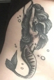 纹身美人鱼图案 女生后背黑灰纹身美人鱼图案
