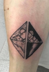 几何元素纹身 男生小腿上黑色的山水纹身图片