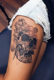 骷髅纹身 女生大腿上骷髅纹身花朵图片