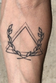 极简线条纹身 男生手臂上植物藤和三角形纹身图片