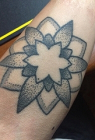 花朵纹身 女生手臂上小清新文艺纹身花朵图案