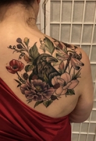 花朵纹身 女生背部花朵纹身鸟图案