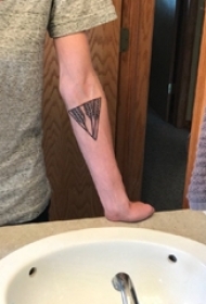 三角形纹身图 男生手臂上精致的三角形纹身图片