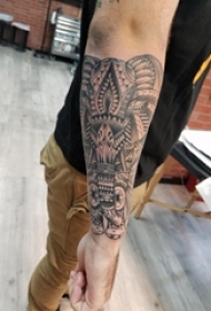 大象纹身 男生手臂上黑色的大象纹身图片
