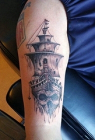 手臂纹身素材 男生手臂上海盗船和骷髅纹身图片
