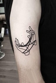 极简线条纹身 男生手臂上黑色的手部纹身图片