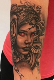 女生人物纹身图案 男生手臂上人物肖像纹身黑灰图片