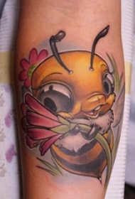纹身卡通 女生手臂上花朵和蜜蜂纹身图片