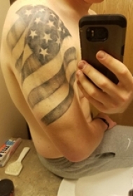美国国旗纹身 男生手臂上黑色的旗帜纹身图片