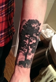树纹身 男生手臂上树纹身黑色图片