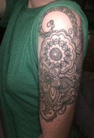 纹身黑色 女生手臂上黑色的花朵纹身图片