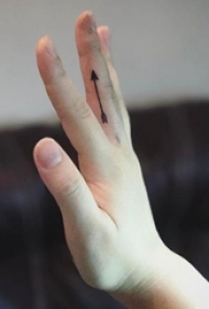 简约手指纹身 女生手指上黑色的箭头纹身图片