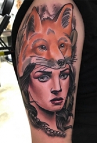 双大臂纹身 男生大臂上狐狸和人物肖像纹身图片