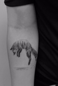手臂纹身图片 男生手臂上黑色的树和狐狸纹身图片