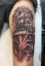 纹身黑色 男生手臂上章鱼和帆船纹身图片
