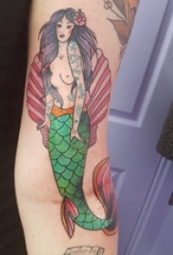 纹身美人鱼图案 男生手臂上彩绘纹身美人鱼图案