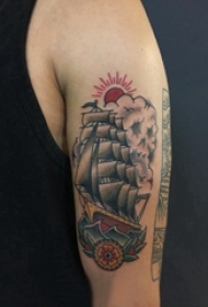 纹身小帆船 男生大臂上彩色花朵和帆船纹身图片