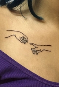 纹身锁骨女 女生锁骨上黑色的手部纹身图片