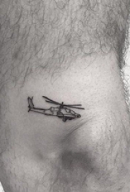 纹身腿部 男生腿部黑色的飞机纹身图片