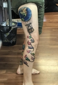 纹身腿部 男生腿部旗帜和热气球纹身图片