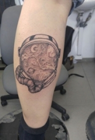 纹身星球 男生小腿上黑灰的星球纹身图片