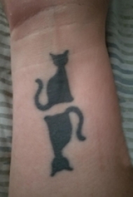 纹身手腕宠物 女生手腕上黑色的猫咪纹身图片