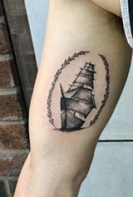 纹身小帆船 男生手臂上黑灰纹身小帆船图片