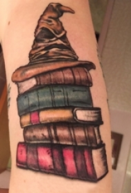 纹身书籍 男生手臂上分院帽和书籍纹身图片
